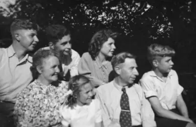 De Vroomen Family Members in Black-and-White De Vroomen Family Members in Black-and-White